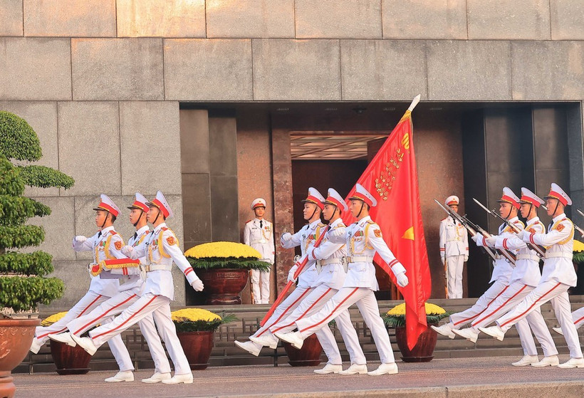 The honour guard march in review past the Ho Chi Minh Mausoleum. (File photo: VNA)