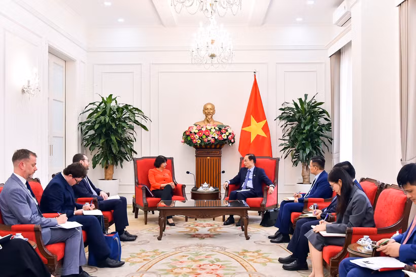 Foreign Minister Le Hoai Trung meets with UK Parliamentary Under-Secretary of State Seema Malhotra in Hanoi on June 10, 2026, as part of the British official’s visit to Vietnam. (Photo: Ministry of Foreign Affairs)