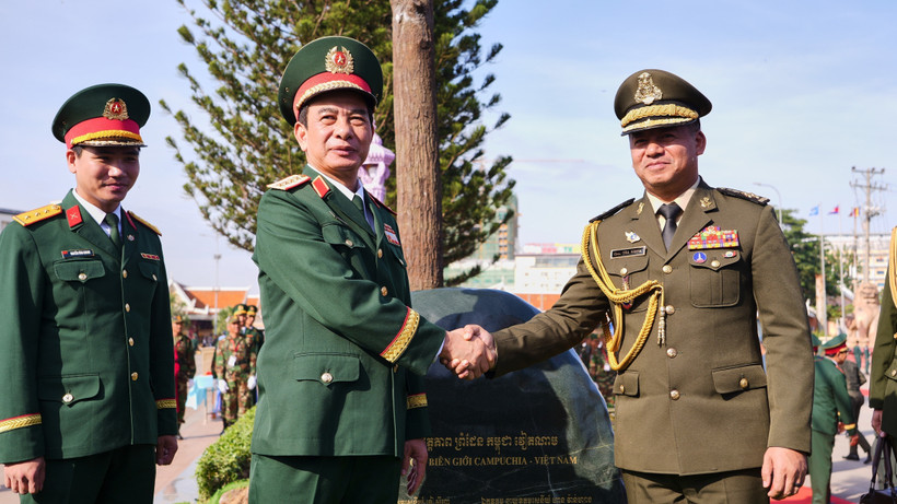 General Phan Van Giang, Vietnam’s Minister of National Defence, and General Tea Seiha, Deputy Prime Minister and Minister of National Defence of Cambodia, pose for a commemorative photo at the friendship tree-planting area at Bavet International Border Gate. (Photo: VNA)