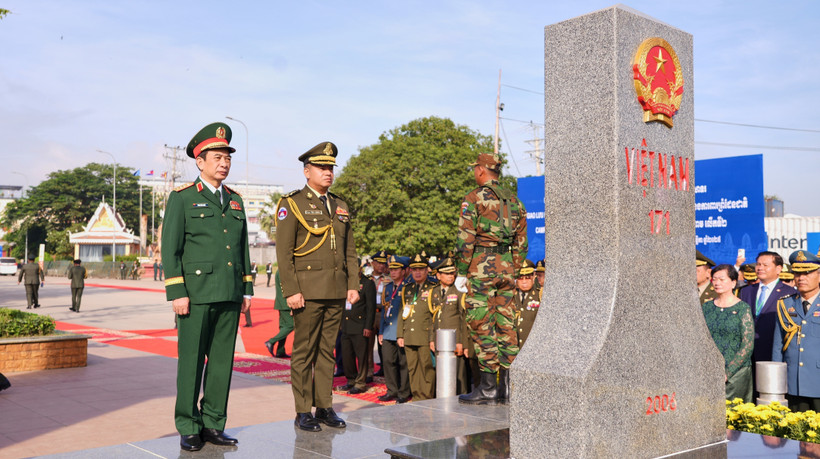 General Phan Van Giang, Vietnam’s Minister of National Defence, and General Tea Seiha, Deputy Prime Minister and Minister of National Defence of Cambodia, at Border Marker 171 at Bavet International Border Gate (Cambodia). (Photo: VNA)
