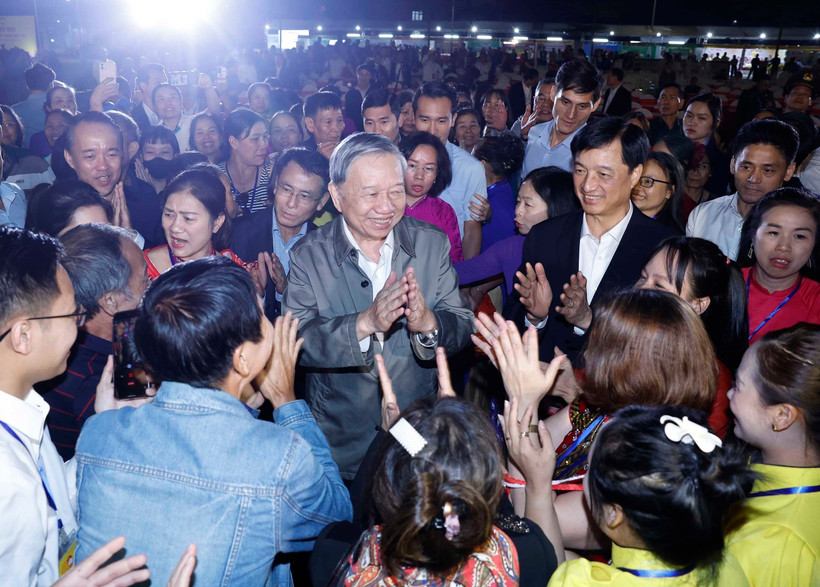 Party General Secretary To Lam with residents of Thuong Cat ward, Hanoi. (Photo: VNA)