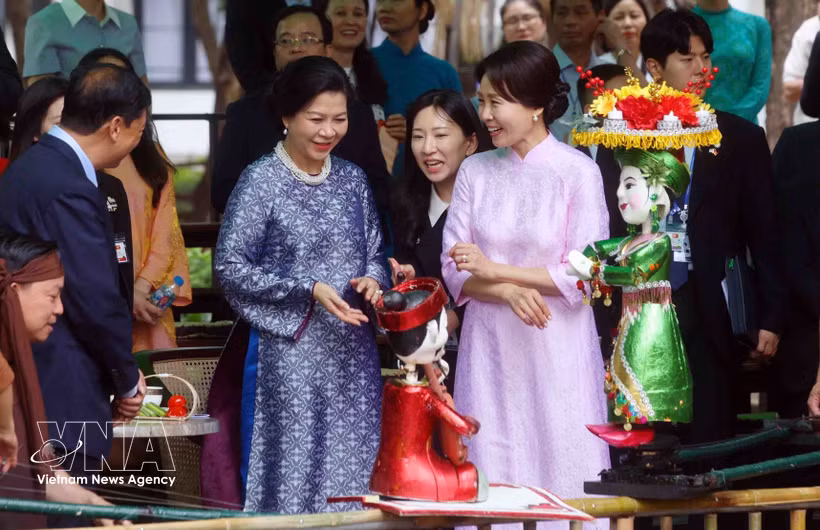 Party General Secretary and State President To Lam’s spouse Ngo Phuong Ly and Korean President Lee Jae Myung’s spouse Kim Hae Kyung enjoy a water puppet performance. (Photo: VNA)