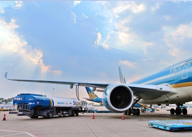 The authority also proposed allowing airlines to apply a fuel surcharge on domestic airfares, with a flexible adjustment mechanism based on fluctuations in Jet A-1 fuel prices. (Photo baochinhphu.vn)