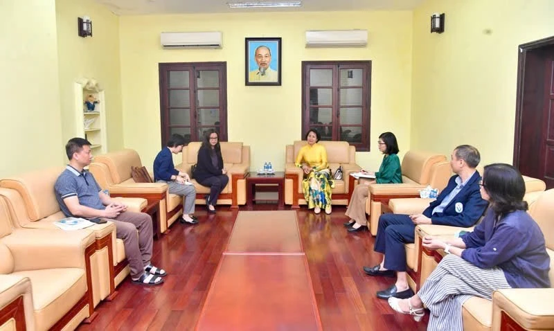 Deputy Director General of the Vietnam Sports Administration Le Thi Hoang Yen meets with Indian Deputy Ambassador Tako Ajungla Jamir in Hanoi on April 18. (Photo: bvhttdl.gov.vn) 