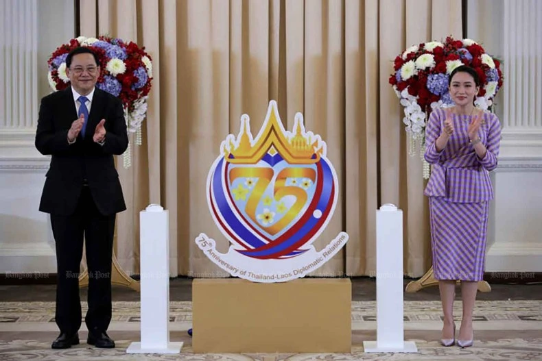  Thai Prime Minister Paetongtarn Shinawatra (right) and her Lao counterpart, Sonexay Siphandone, unveil the logo marking 75 years of Thailand-Laos relations at Government House, Bangkok. (Photo: Bangkok Post)