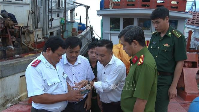 The IUU inspection team accesses the Vessel Monitoring System (VMS) to track the location and activities of fishing vessels in Can Tho city. (Photo: VNA)