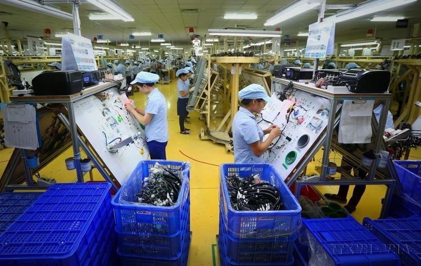 Workers manufacture electronic components. (Photo: VNA)