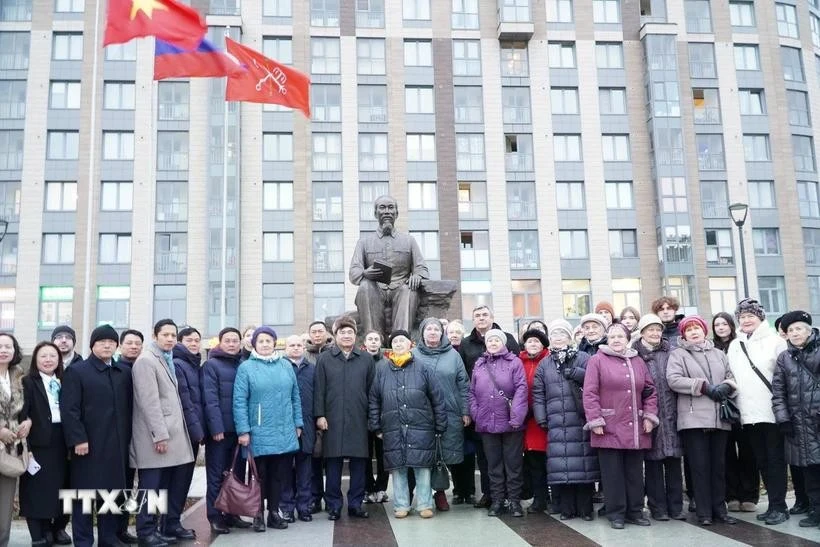 A Vietnamese delegation lays flowers at the Ho Chi Minh Monument in Saint Petersburg, Russia. (Photo: VNA)