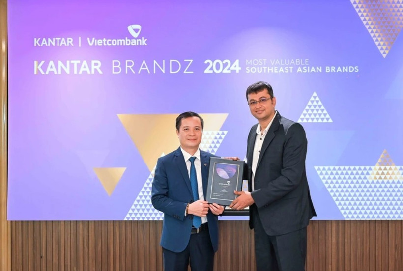 Le Hoang Tung, Deputy General Director of Vietcombank (left), receives the “Top 30 Most Valuable Southeast Asian Brands” certificate from Sumit Kamra, Director of Strategic Development at Kantar Insights. (Photo: VNA) 