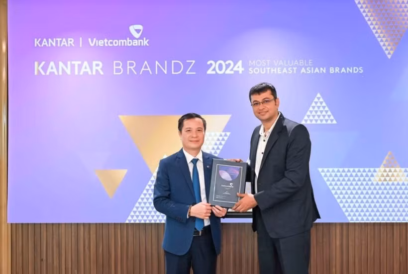 Le Hoang Tung, Deputy General Director of Vietcombank (left), receives the “Top 30 Most Valuable Southeast Asian Brands” certificate from Sumit Kamra, Director of Strategic Development at Kantar Insights. (Photo: VNA) 