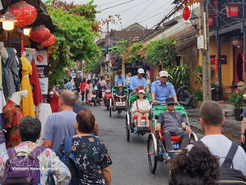 Foreign tourists in Hoi An ancient town of Da Nang city. (Photo: VNA)