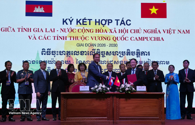 Chairman of the Gia Lai provincial People’s Committee Pham Anh Tuan presents the signed cooperation document to the Governor of Preah Vihear province. (Photo: VNA)