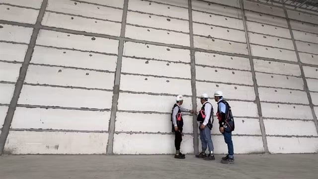 Engineers inspect lightweight autoclaved aerated concrete (ALC) wall panels at a Viglacera factory, as demand grows for greener construction materials in Vietnam. (Photo: viglacera.com.vn)