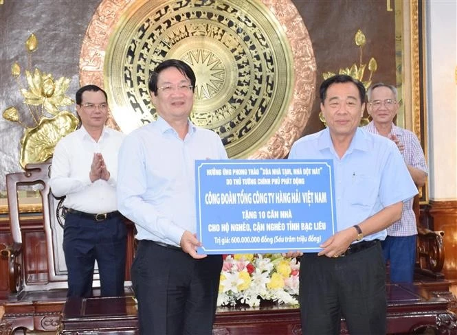 The Vietnam Maritime Corporation presents symbolic plaques for the donation of 10 houses to Bac Lieu province. (Photo: VNA)