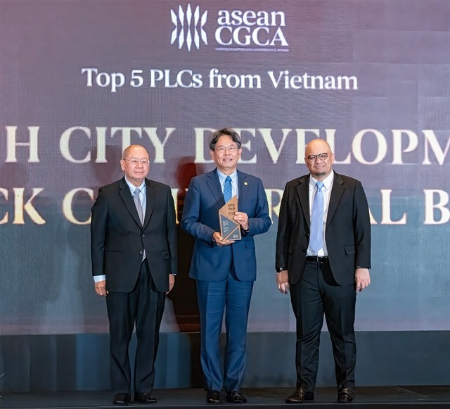 HDBank Chairman Kim Byoungho (centre) receives the award from the organisers. — Photo courtesy of the bank. (Photo: VNA)