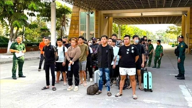 Tay Ninh authority receives 177 Vietnamese nationals involved in illegal labour and residency in Cambodia. (Photo: VNA)