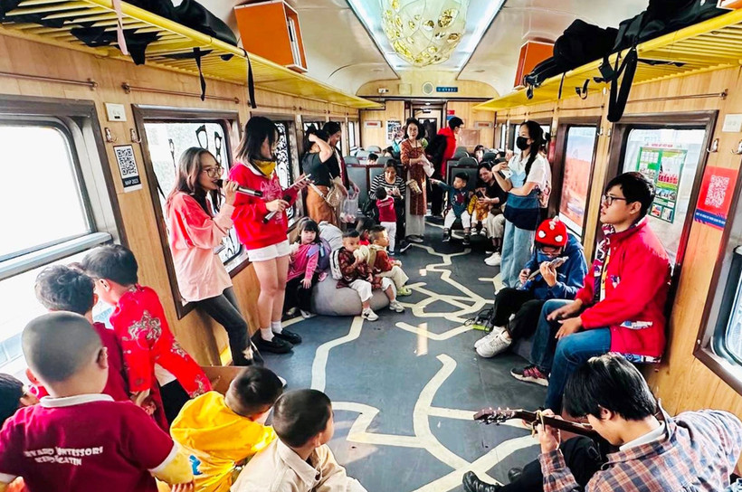 A cultural experience train journey is operated from Hanoi Station to Gia Lam Station as part of the Hanoi Creative Design Festival 2023. (Photo: hanoimoi.vn)
