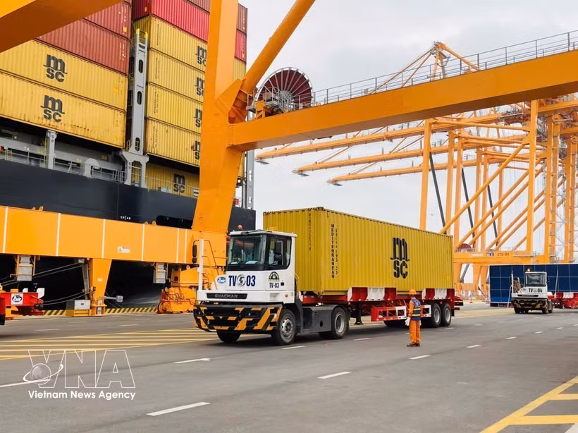 Cargo handling operations at Berths 3 and 4 of the Hai Phong International Gateway Port. (Photo: VNA)