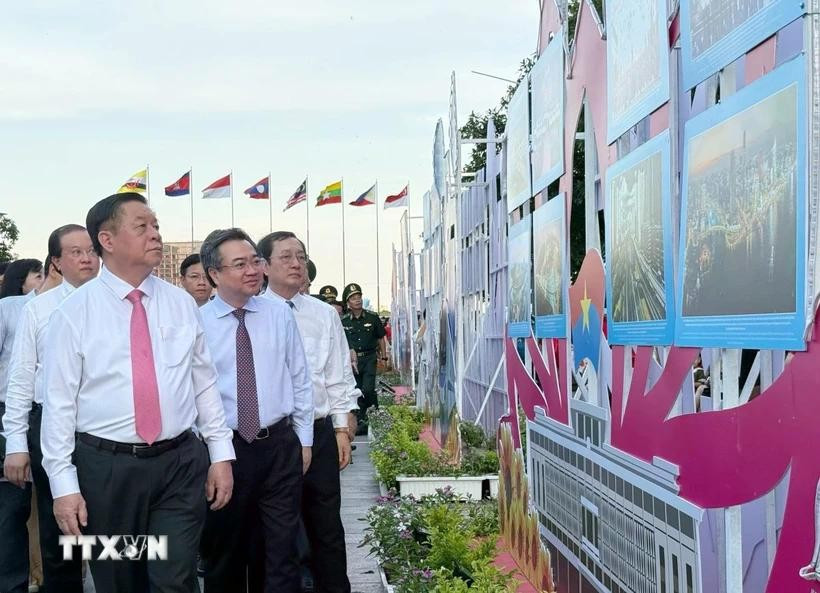 Delegates visit the exhibition on the 1975 Spring Victory in Ho Chi Minh City. (Photo: VNA)