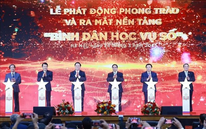 Prime Minister Pham Minh Chinh and delegates launch the "Digital Literacy Movement." (Photo: VNA)