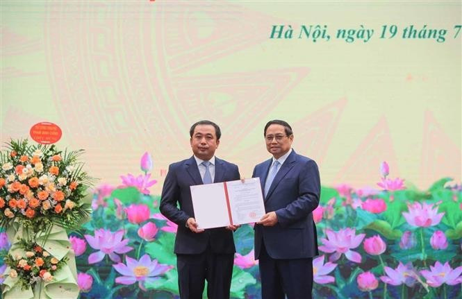 Prime Minister Pham Minh Chinh hands over decision assigning Acting Minister of Agriculture and Environment. (Photo: VNA)