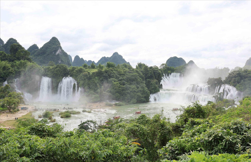 A panoramic view of the Ban Gioc (Vietnam) – Detian (China) Cross-Border Tourism Cooperation Zone. (Photo: VNA)