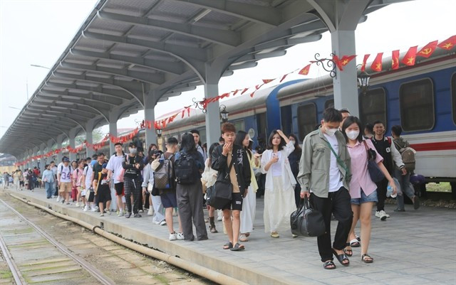 Passengers at Hai Phong railway station. (Photo: VNA)