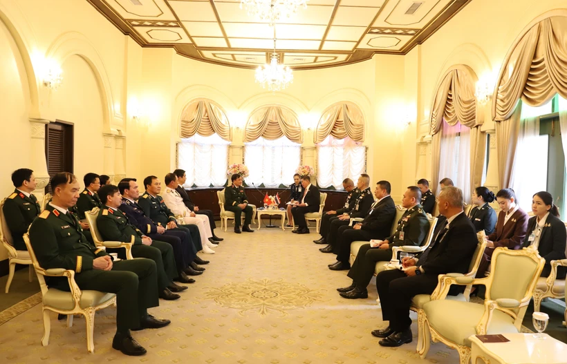 Sen. Lieut. Gen. Hoang Xuan Chien meets with Thai Deputy Prime Minister and Defence Minister Phumtham Wechayachai. (Photo: VNA)