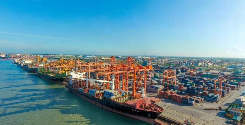 Loading and unloading container cargo at a Vietnamese seaport. (Photo: PV/VietnamPlus)