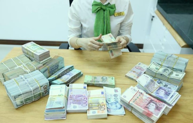 The State Bank of Vietnam sets the daily reference exchange rate at 25,100 VND/USD on March 27, down 2 VND from the previous day. (Illustrative photo: VNA)