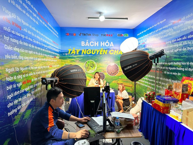 Vietnam’s e-commerce retail market is currently the third largest in Southeast Asia. (Photo: VNA)