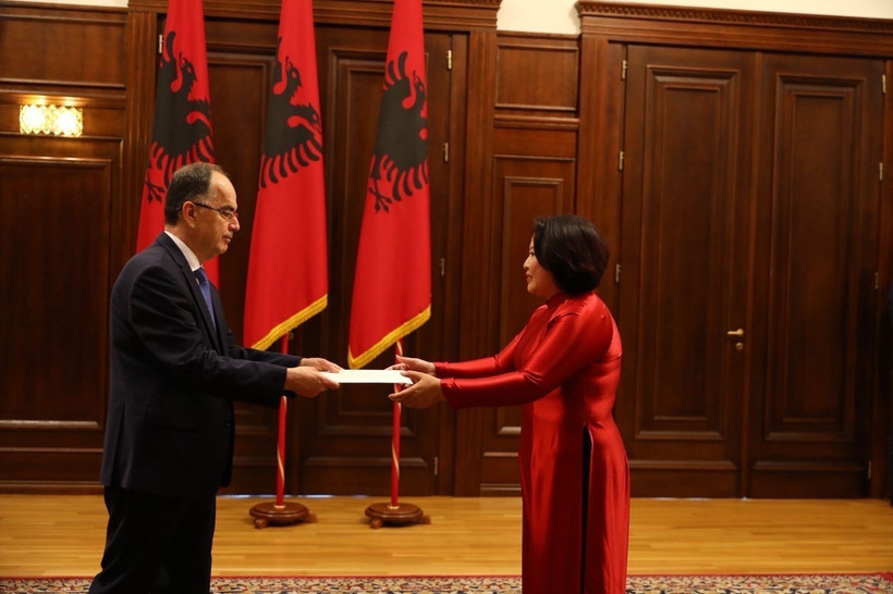 Vietnamese Ambassador to Greece Pham Thi Thu Huong (R), who is concurrently in charge of Albania, presents her credentials to Albanian President Begaj. (Photo: VNA)