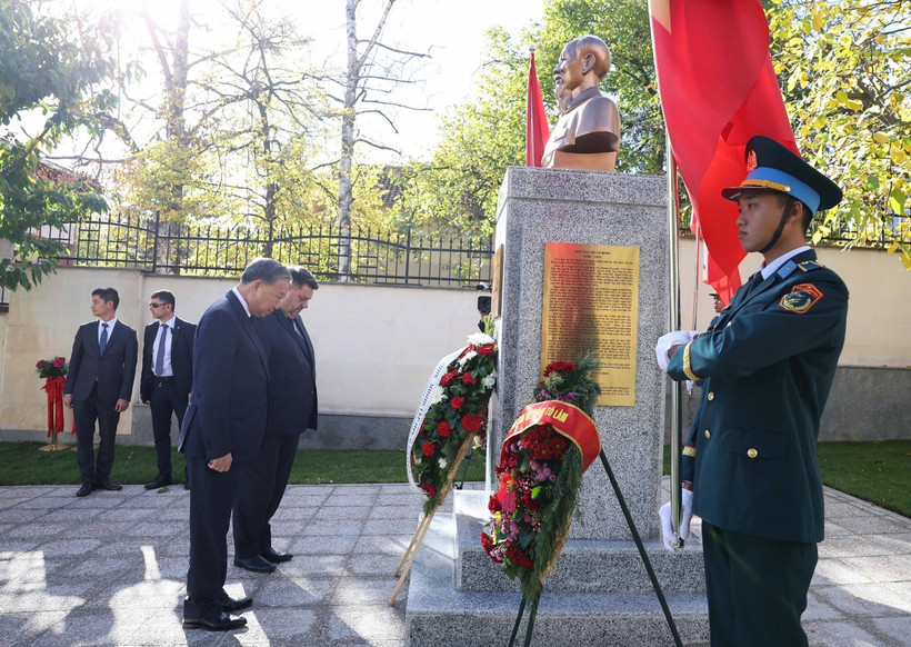 Party General Secretary To Lam pays tribute to President Ho Chi Minh in front of the late leader's statue in the premises of the Vietnamese Embassy in Bulgaria. (Photo: VNA)