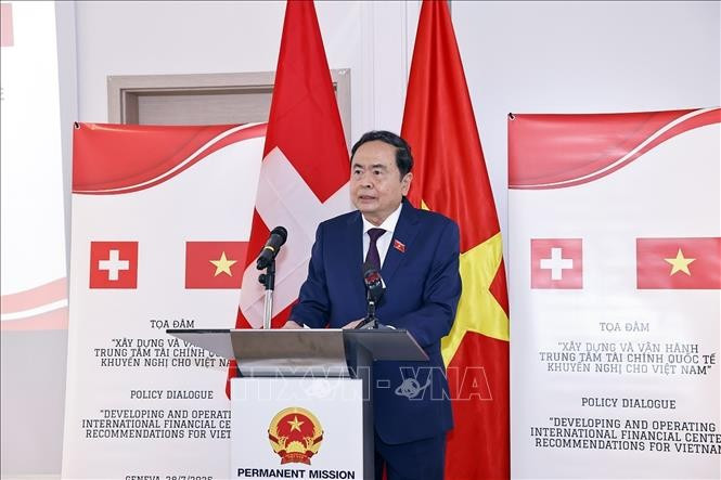 Chairman of the National Assembly Tran Thanh Man addresses a seminar on the development and operation of international financial centres in Switzerland, on July 28, 2025. (Photo: VNA)