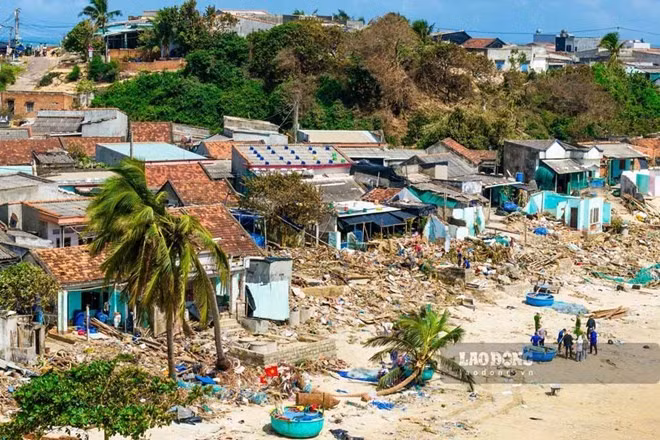 Xuan Thanh Beach in Phu My Dong commune, Gia Lai province, is devastated after Typhoon Kalmaegi (Storm No. 13). (Photo: Lao dong Newspaper)