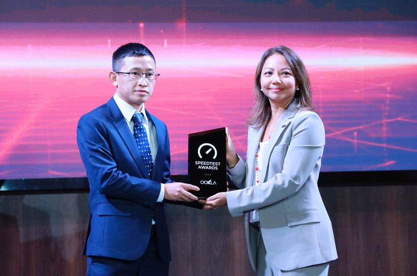 Susila Johnston, a representative of Ookla, presents the award to Star Telecom (Unitel). (Photo: VNA)