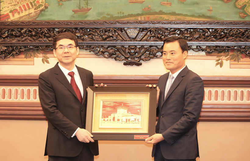 Vice Chairman of the Ho Chi Minh City People’s Committee Bui Xuan Cuong presents a gift to the Guangzhou delegation. (Photo: VNA)