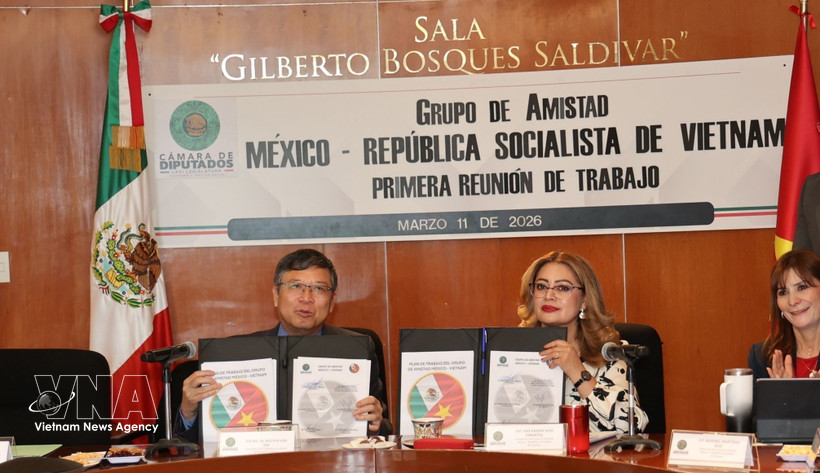 The signing ceremony of the Vietnam–Mexico parliamentary cooperation. agenda. (Photo: VNA)