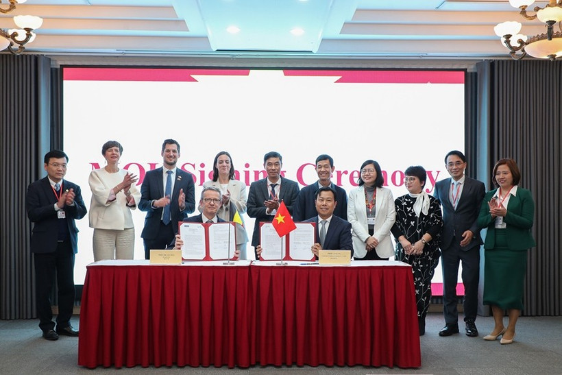 VNU signs cooperation agreements with its partners. (Photo: qdnd.vn)