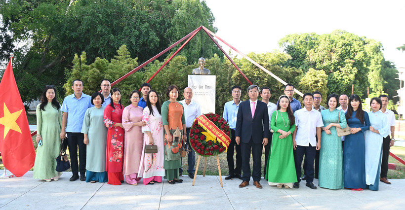 The Vietnamese Embassy in Cuba holds a flower offering ceremony at the statue of President Ho Chi Minh in Havana to commemorate the late leader's 135th birth anniversary. (Photo: VNA)
