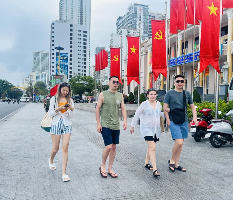 Kazakh tourists on Nha Trang's street (Photo: baokhanhhoa.vn)