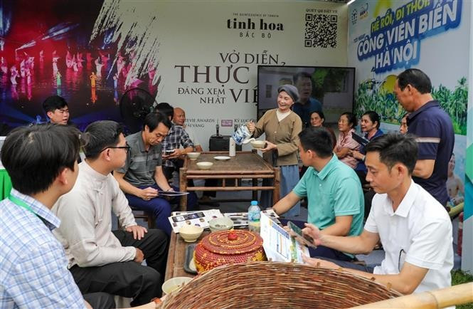 Visitors explore information about the Quintessence of Tonkin programme at the 2025 Hanoi Tourism Festival. (Photo: VNA) 