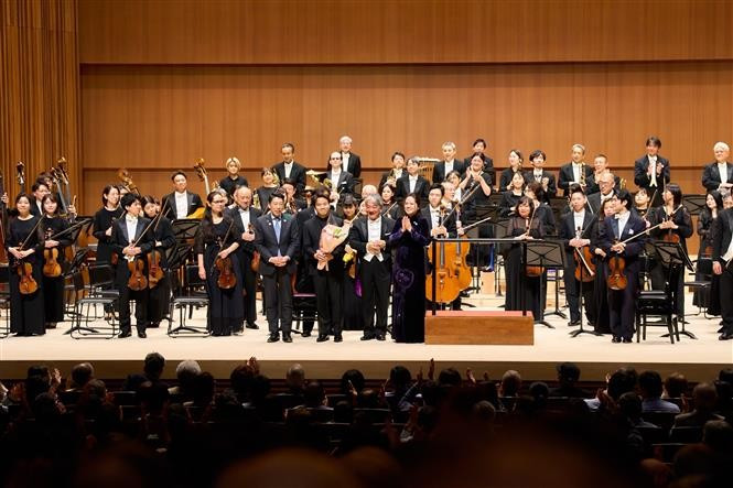 Consul General in Fukuoka Vu Chi Mai presents flowers to congratulate the successful performance. (Photo: VNA)