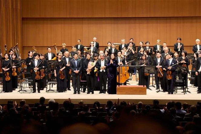 Consul General in Fukuoka Vu Chi Mai presents flowers to congratulate the successful performance. (Photo: VNA)