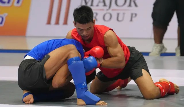 Tran Ngoc Luong (right) is one of Vietnamese athletes in the Asian Mixed Martial Arts Championships 2026 in China. (Photo: VNA)