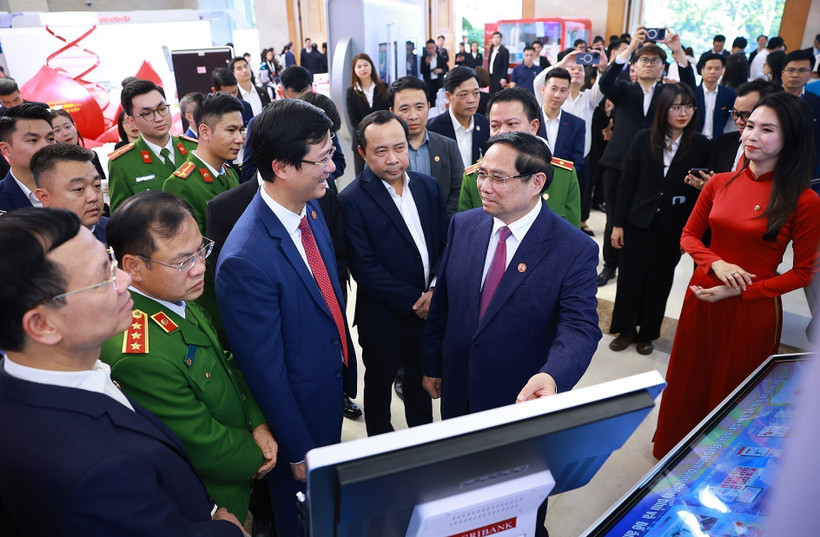 Prime Minister Pham Minh Chinh visits a display of science and technology development, innovation and digital transformation. (Photo: VNA)