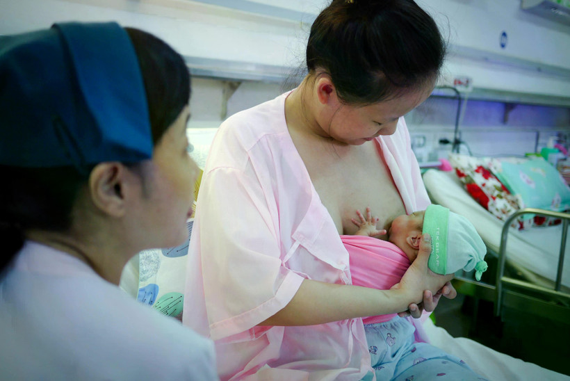 A mother is guided on caring for her infant using the Kangaroo method. (Photo: WHO)