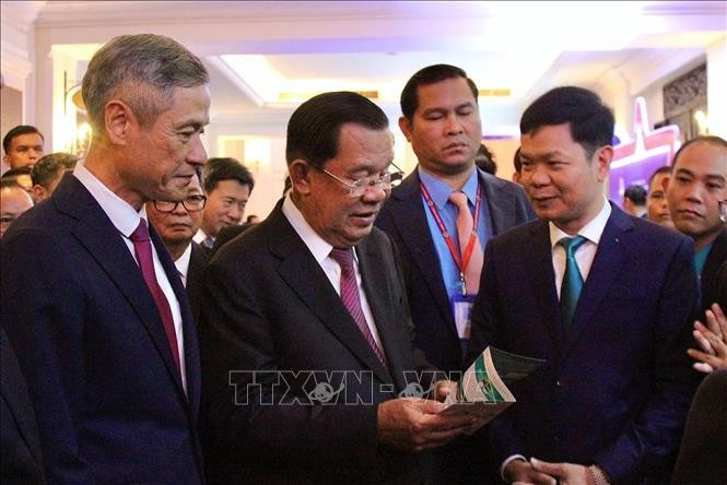 President of the Cambodian Senate Samdech Techo Hun Sen visits booths showcasing Vietnamese enterprises operating in Cambodia as part of the ceremony. (Photo: VNA)