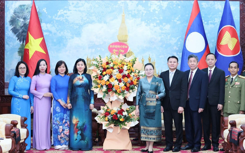 A delegation of the Vietnam Women’s Union extends congratulations to the Lao Embassy in Vietnam on the 50th anniversary of National Day of Laos. (Photo: hoilhpn.org.vn)