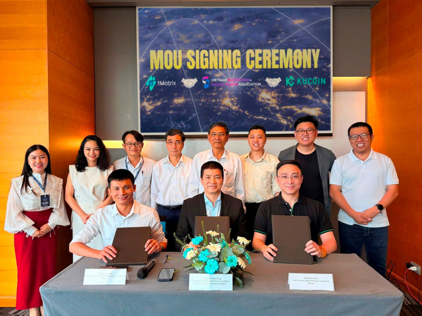 Representatives of VBA, KuCoin, and 1Matrix sign a memorandum of understanding. (Photo: markettimes.vn)
